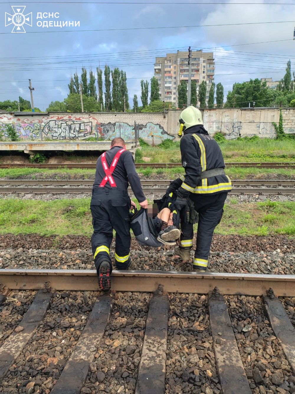 Від потужного удару струмом відкинуло під поїзд 11-річного хлопчика: жахлива подія в Одесі (фото)