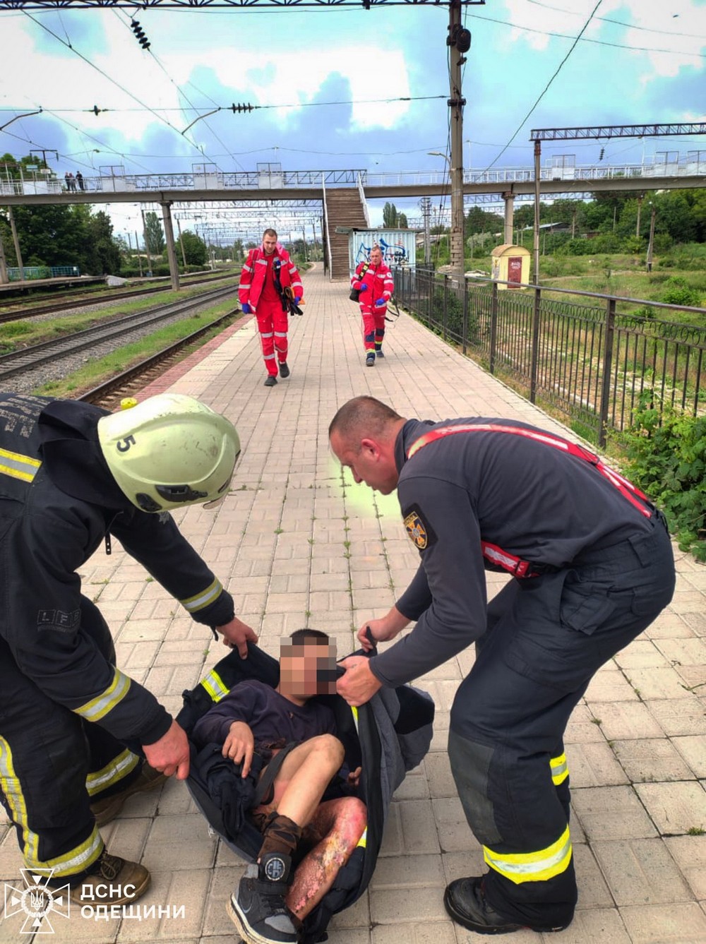 Від потужного удару струмом відкинуло під поїзд 11-річного хлопчика: жахлива подія в Одесі (фото)
