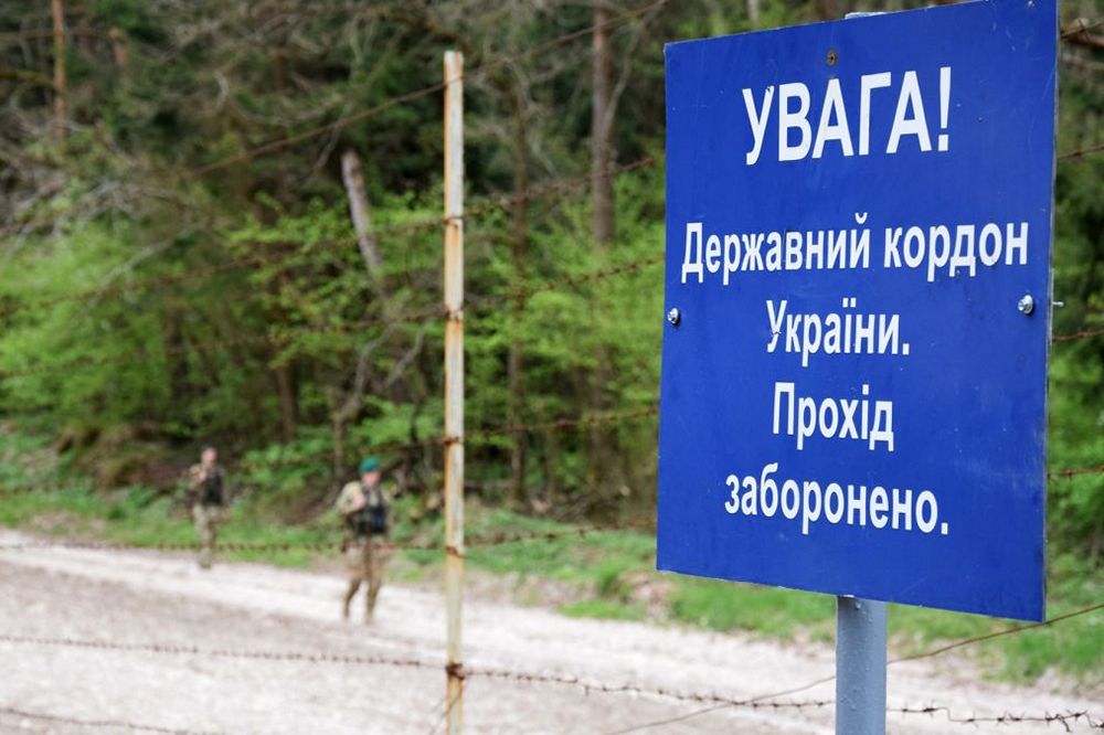 Виїзд жінок за кордон під час війни — обмеження поширюються на три категорії