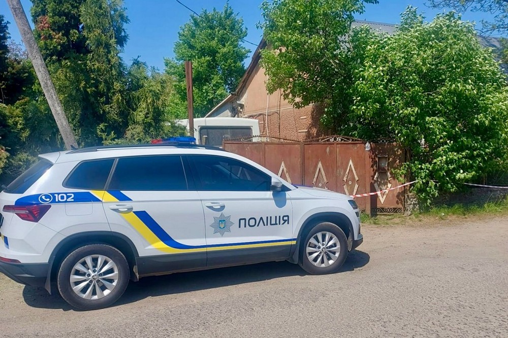 Граната вибухнула під час застілля - на Закарпатті загинув чоловік, ще одного поранено 1 Граната вибухнула під час застілля - на Закарпатті загинув чоловік, ще одного поранено