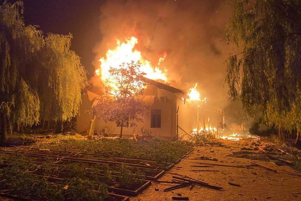 Нічна повітряна атака 11 червня: десятки постраждалих, загиблі, масштабні пожежі – все, що відомо 1 Нічна повітряна атака 11 червня: десятки постраждалих, загиблі, масштабні пожежі – все, що відомо