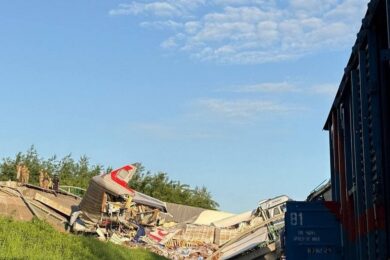 На Росії обвалилися два мости: під одним із них якраз їхав потяг «Климов-Москва» (фото, відео)