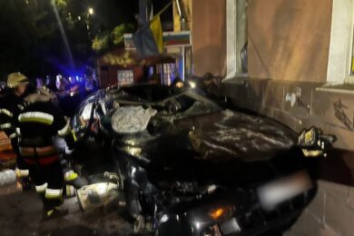 Після зіткнення вилетів з дороги і врізався в будинок: смертельна ДТП в центрі Запоріжжя (фото)