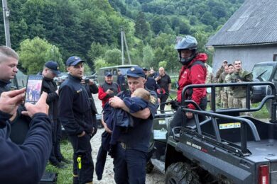 Двох дворічних дітей знайдено живими сьогодні після нічних пошуків на Закарпатті і Львівщині (фото, відео)