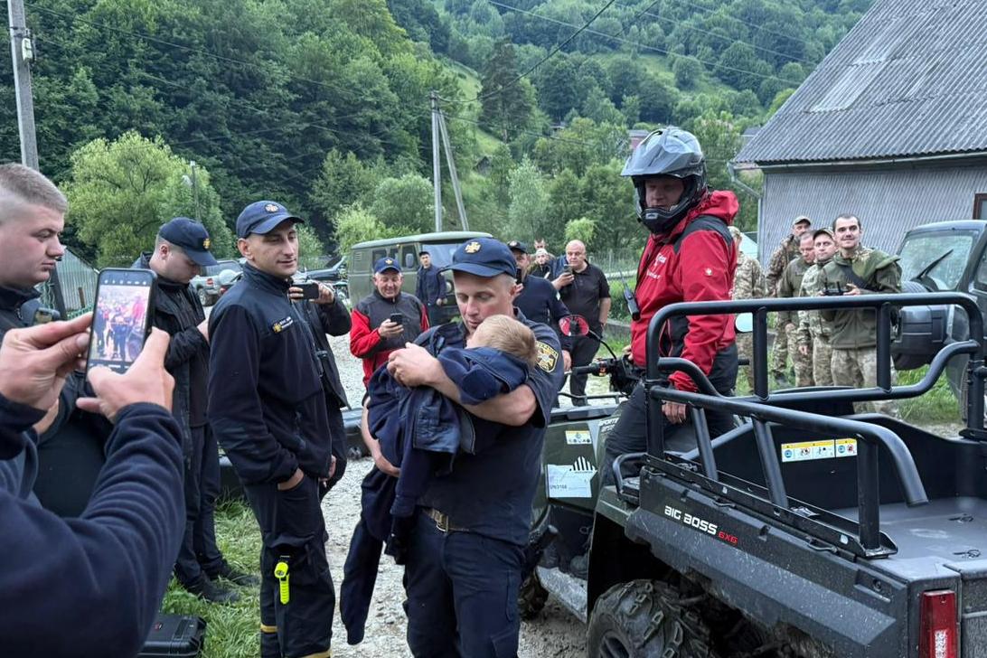 Двох дворічних дітей знайдено живими сьогодні після нічних пошуків на Закарпатті і Львівщині (фото, відео) 1 Двох дворічних дітей знайдено живими сьогодні після нічних пошуків на Закарпатті і Львівщині (фото)