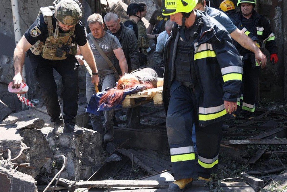 Загиблі і десятки поранених: ворог вдарив ракетами по Дніпропетровщині - що відомо (фото, відео) 1 Загиблі і десятки поранених: ворог вдарив ракетами по Дніпропетровщині - що відомо (фото, відео)