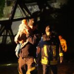 Стався обвал мосту на Закарпатті: хворого 2-річного хлопчика несли на руках через річку рятувальники (фото)