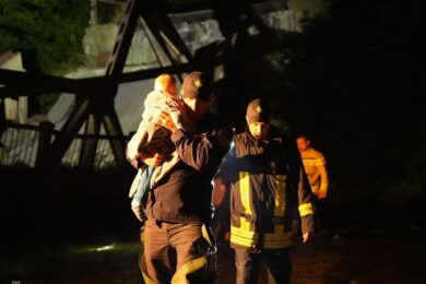 Стався обвал мосту на Закарпатті: хворого 2-річного хлопчика несли на руках через річку рятувальники (фото)
