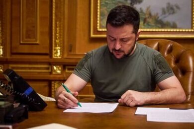 Кадрові зміни у ЗСУ: Зеленський призначив нових командувачів ДШВ та Сил безпілотних систем