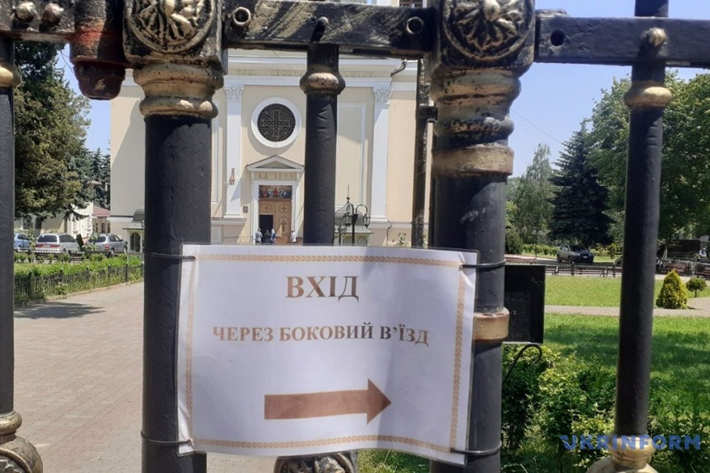 Постраждали 12 людей, у тому числі поліцейські – що відомо про конфлікт у храмі в Чернівцях