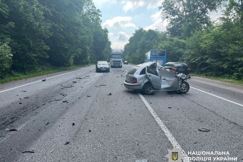Зіткнулися два автопоїзди і Skoda, троє загиблих – моторошна ДТП на Вінниччині сьогодні 1 Зіткнулися два автопоїзди і Skoda, троє загиблих – моторошна ДТП на Вінниччині сьогодні