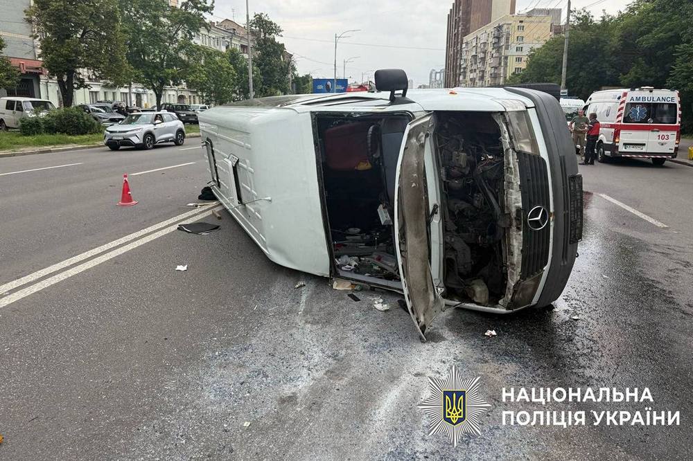 Перекинувся пасажирський мікроавтобус, є постраждалі – ДТП у Києві із чотирма авто 