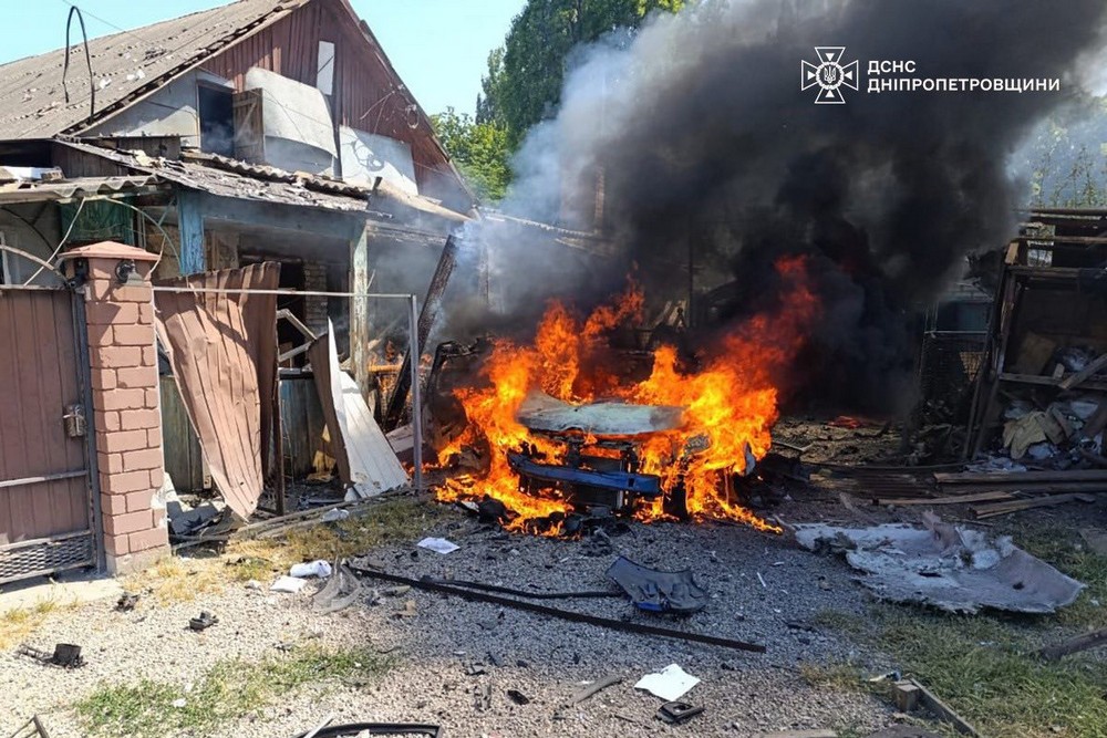 Ворог вдарив по автівці у Нікополі і обстріляв інфраструктуру: є загиблий і поранений (фото) 1 Ворог вдарив по автівці у Нікополі і обстріляв інфраструктуру: є загиблий і поранений (фото)