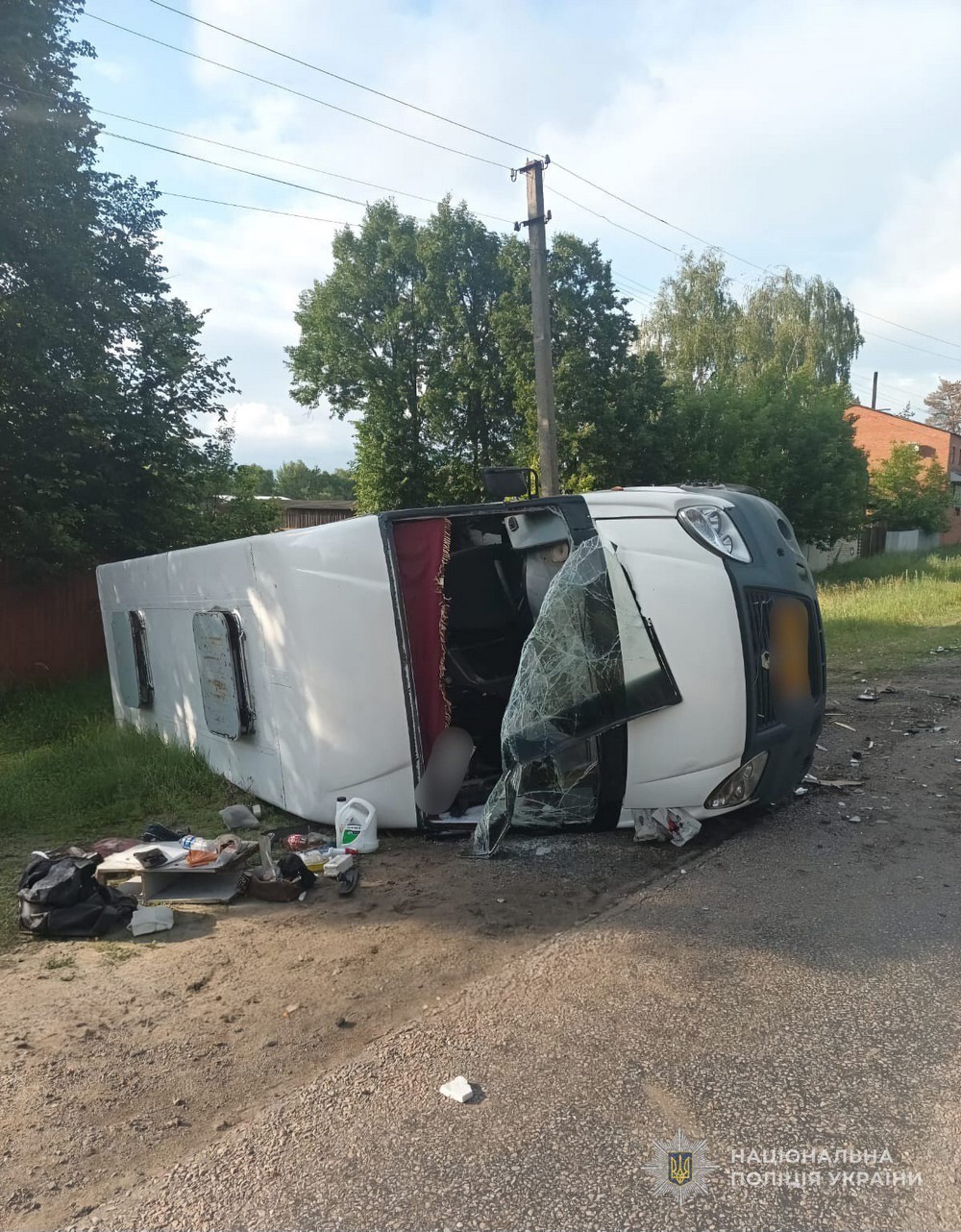Перекинулася маршрутка з пасажирами: у ДТП на Сумщині серед постраждалих четверо дітей