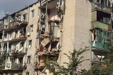 Окупанти влучили у багатоповерхівку у