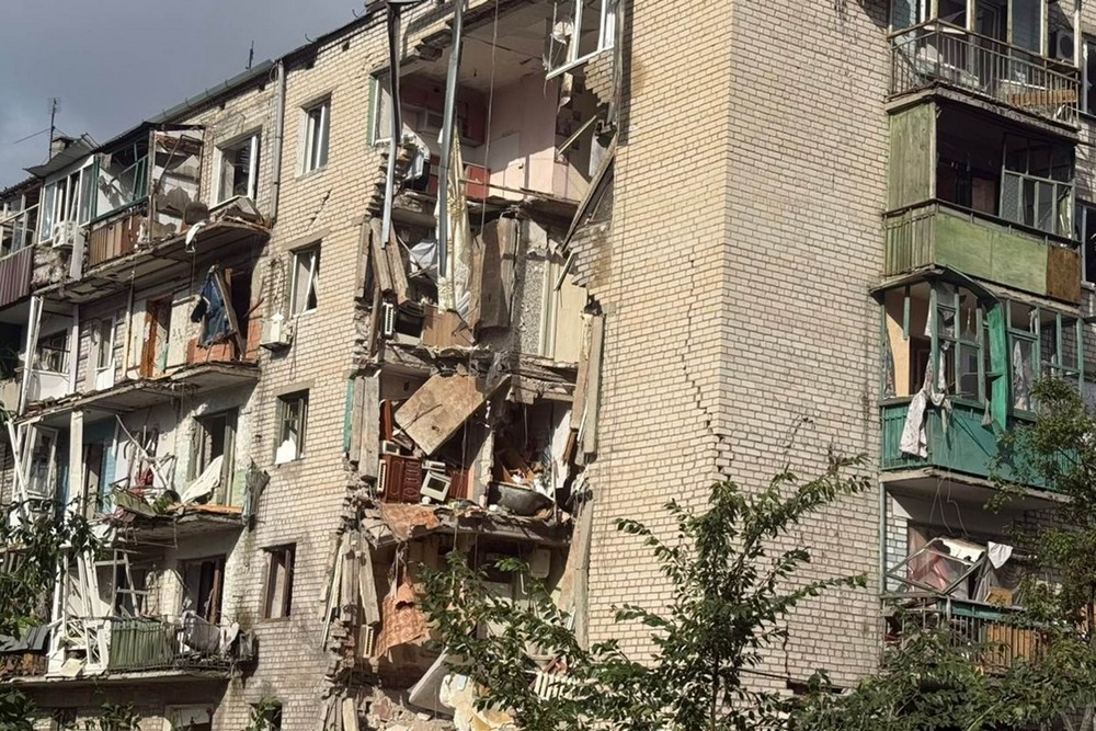 Окупанти влучили у багатоповерхівку у Лимані: поранено родину з дитиною (фото)