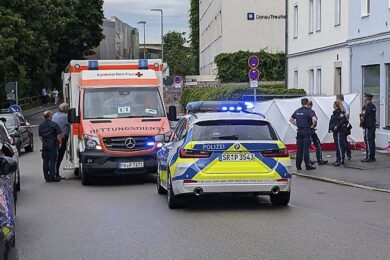 Чоловік в’їхав у групу людей, де були його дружина з донькою: п’ятеро людей поранені у Німеччині