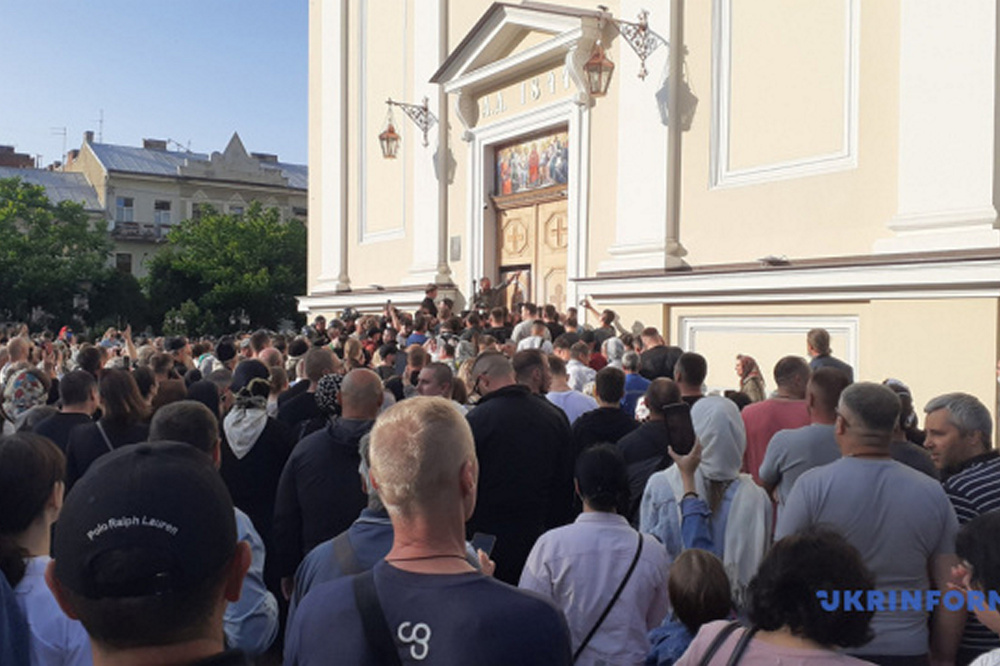 Постраждали 12 людей, у тому числі поліцейські – що відомо про конфлікт у храмі в Чернівцях