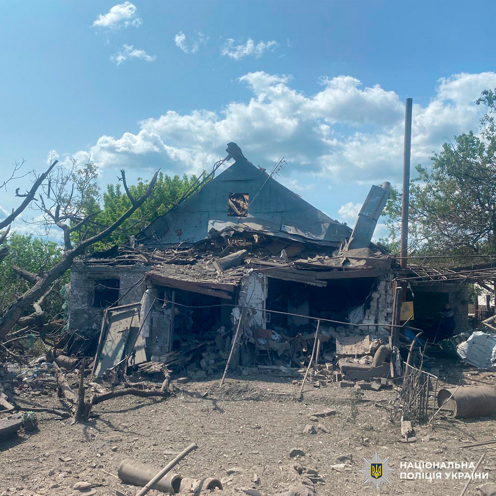 Троє загиблих і поранені, понівечено десятки будинків і підприємство – ворог масовано обстріляв Харківщину