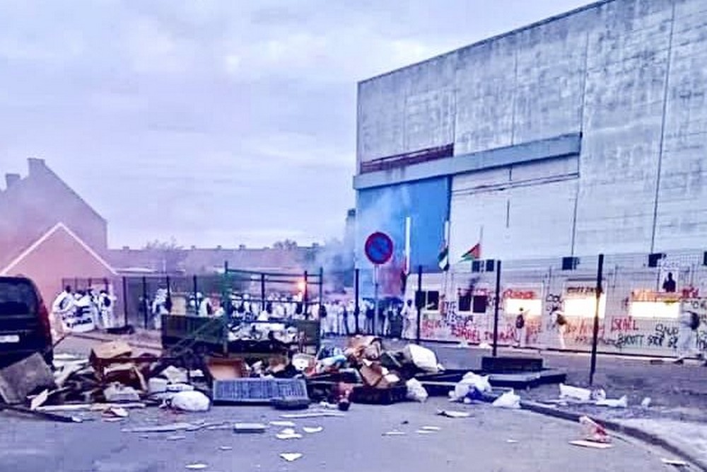 Пропалестинські активісти потрощили військову техніку, призначену для України, в Бельгії (відео) 1 Пропалестинські активісти потрощили військову техніку, призначену для України, в Бельгії (відео)
