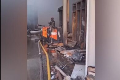 Згоріло щонайменше 100 тонн вантажу – росіяни знищили хаб з гуманітаркою у Запоріжжі