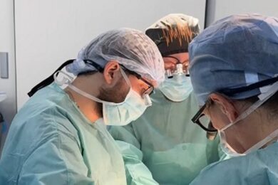 Лікарі пересадили палець із ноги на руку пораненому військовому (відео)