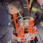 Могла впасти будь-якої миті - рятувальники зняли з даху 11-річну дівчинку у Харкові