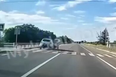 ВІДЕО МОМЕНТУ: Патрульні збили підлітка на пішохідному переході на Львівщині