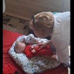 Личко немовляти було обліплене мухами: горе-мати покинула 5 дітей без їжі і води на Миколаївщині (відео)