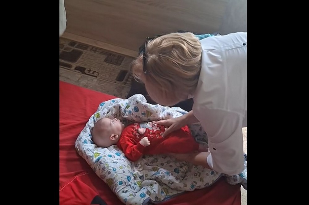 Личко немовляти було обліплене мухами: горе-мати покинула 5 дітей без їжі і води на Миколаївщині (відео) 1 Личко немовляти було обліплене мухами: горе-мати покинула 5 дітей без їжі і води на Миколаївщині (відео)