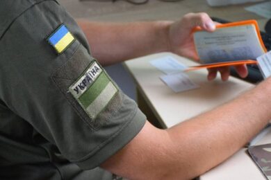 Чоловік одружився на колишній тещі, щоб виїхати за кордон — ДПСУ