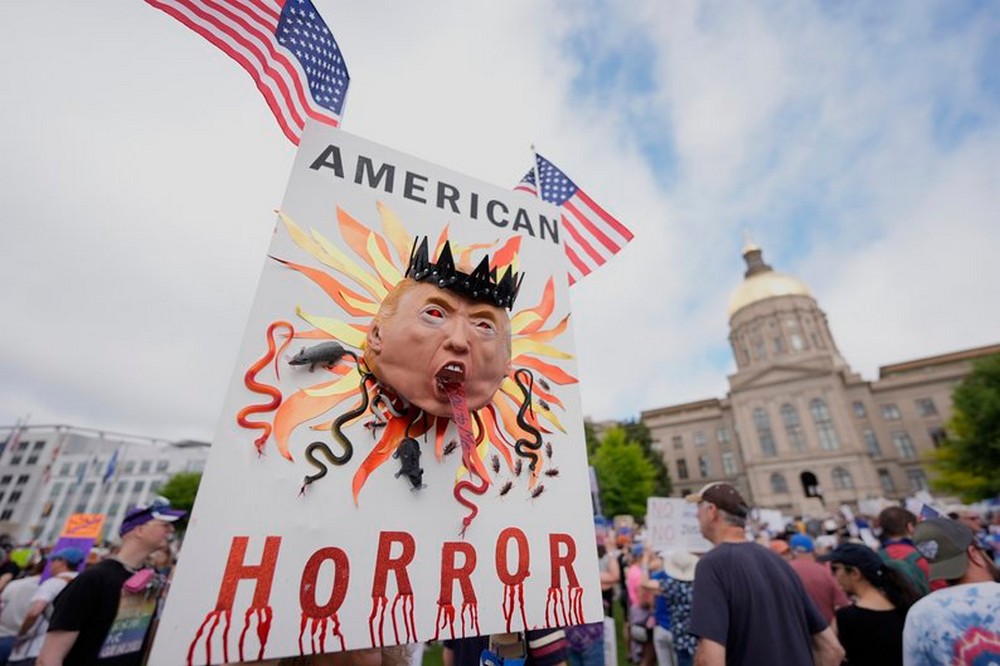 Протести в США проти Трампа: мільйони людей взяли участь у сотнях акцій – що відомо (фото) 1 Протести в США проти Трампа: мільйони людей взяли участь у сотнях акцій – що відомо (фото)