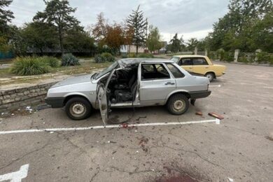 Окупанти атакували цивільне авто, постраждали