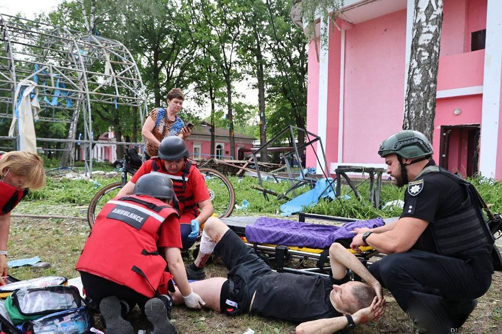 Пошкоджено будівлю дитячої залізничної дороги в Харкові, є загиблий і багато постраждалих - що відомо 1 Пошкоджено будівлю дитячої залізничної дороги в Харкові, зростає кількість поранених – що відомо