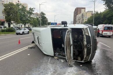 Перекинувся пасажирський мікроавтобус, є постраждалі – ДТП у Києві із чотирма авто
