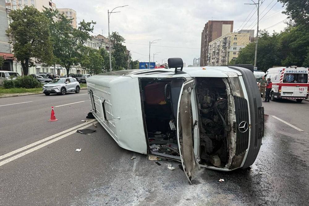 Перекинувся пасажирський мікроавтобус, є постраждалі – ДТП у Києві із чотирма авто 1 Перекинувся пасажирський мікроавтобус, є постраждалі – ДТП у Києві із чотирма авто