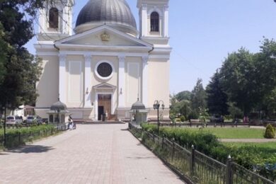 Постраждали 12 людей, у тому числі поліцейські – що відомо про конфлікт у храмі в Чернівцях
