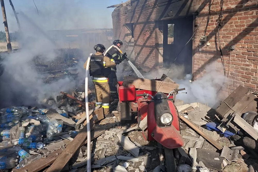 На жінку впало 340 кг будівельних конструкцій: на Донеччині не вщухає терор, ворог 68 разів обстріляв населені пункти 1 На жінку впало 340 кг будівельних конструкцій: на Донеччині не вщухає терор, ворог 68 разів обстріляв населені пункти