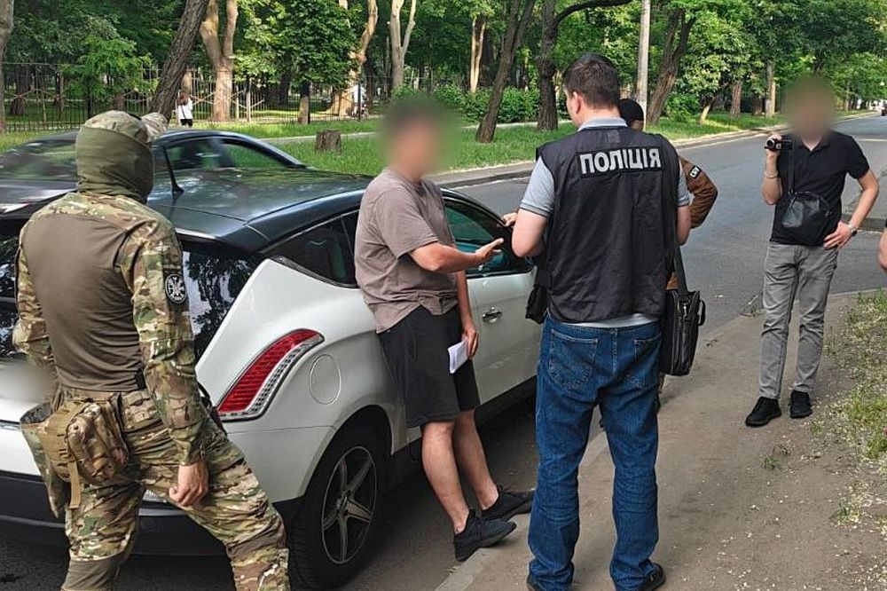 Хотів купити інформацію про військові розробки Міноборони за 40 000 гривень – затримано зловмисника на Одещині 1 Хотів купити інформацію про військові розробки Міноборони за 40 000 гривень – затримано зловмисника на Одещині