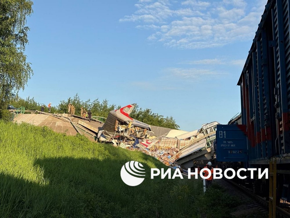 На Росії обвалилися два мости: під одним із них якраз їхав потяг «Климов-Москва» (фото, відео)
