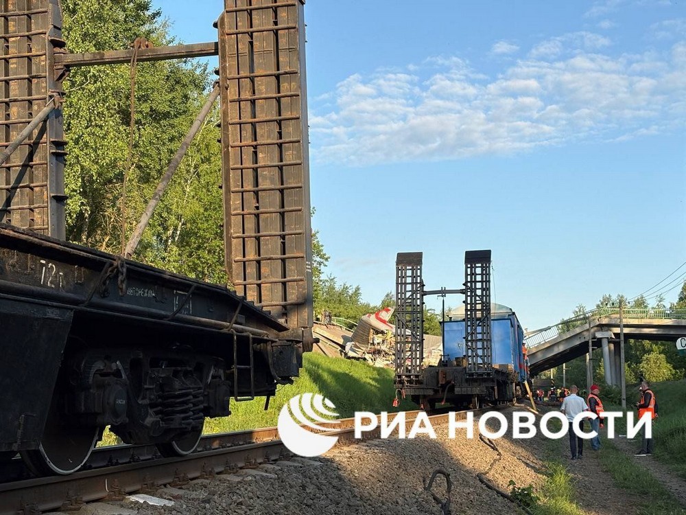 На Росії обвалилися два мости: під одним із них якраз їхав потяг «Климов-Москва» (фото, відео)