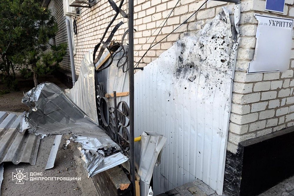 Цілеспрямовано били по укриттю рятувальників і вдарили по "швидкій": ворог жорстоко обстріляв Нікополь, є поранені