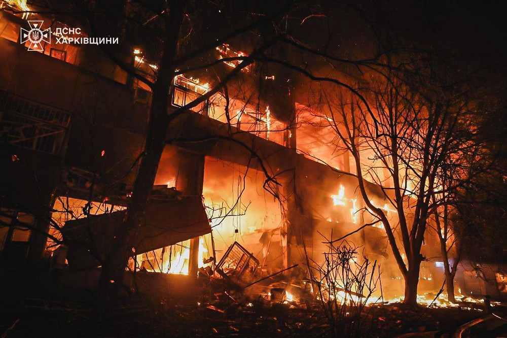 Є загиблі і десятки поранених, серед них діти: ворог жорстоко вдарив по Харкову, влучив у житлові будинки: (фото, відео)
