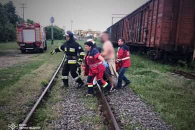 Двоє 12-річних хлопців отримали ураження струмом, вилізши на дах потяга на Чернігівщині