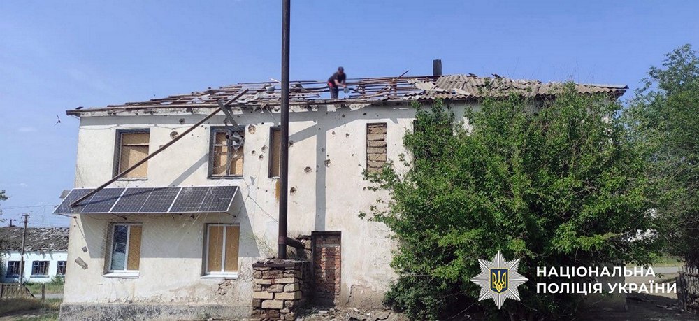 Є загиблий, серед поранених дитина, троє поліцейських та двоє комунальників – окупанти обстріляли Херсонщину