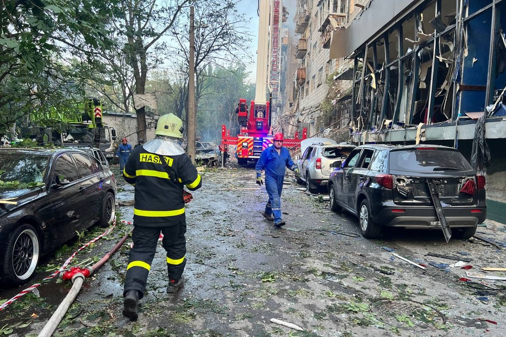 Фото наслідків удару по Києву