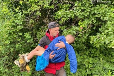 Живий! Знайдено 5-річного хлопчика, якого три доби шукали на Прикарпатті у лісі (фото, відео)