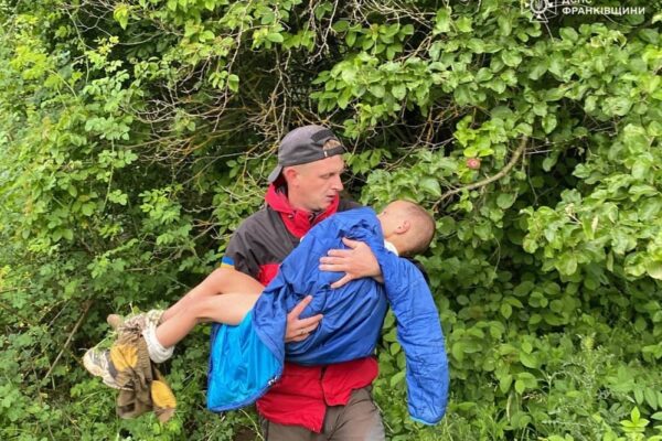 Живий! Знайдено 5-річного хлопчика, якого три доби шукали на Прикарпатті у лісі (фото, відео)