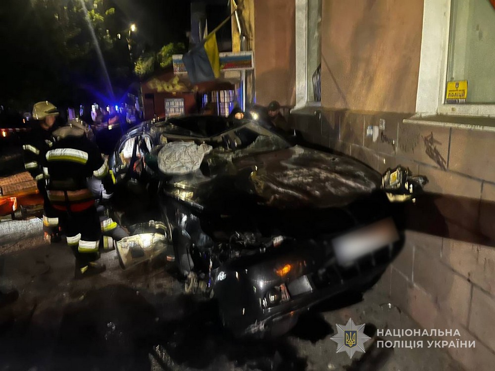 Після зіткнення вилетів з дороги і врізався у будинок: смертельна ДТП в центрі Запоріжжя