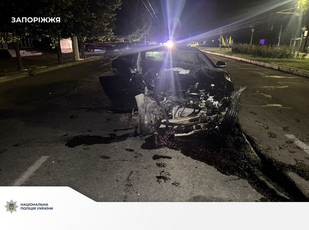 Після зіткнення вилетів з дороги і врізався у будинок: смертельна ДТП в центрі Запоріжжя